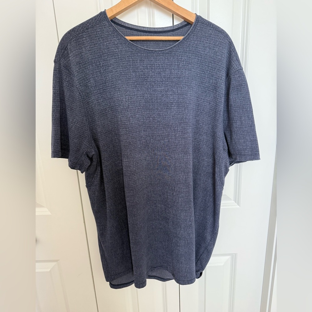 Lululemon Mens XL In Mind Short Sleeve Navy Textured Shirt